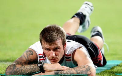 小鸟体育动态-卡迪加肖训练中练习双脚射门